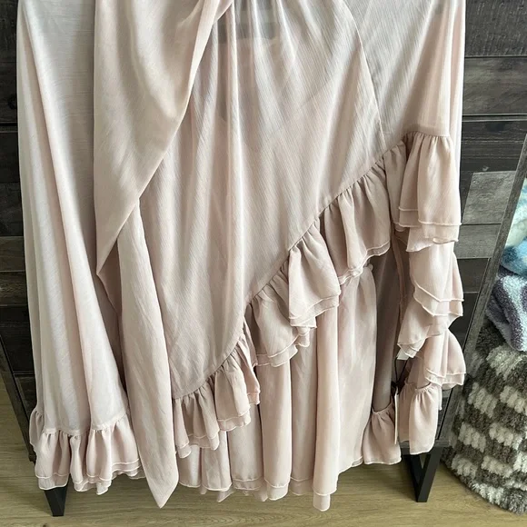 Commense Blush Ruffled cape dress with slip underneath - Picture 4 of 7